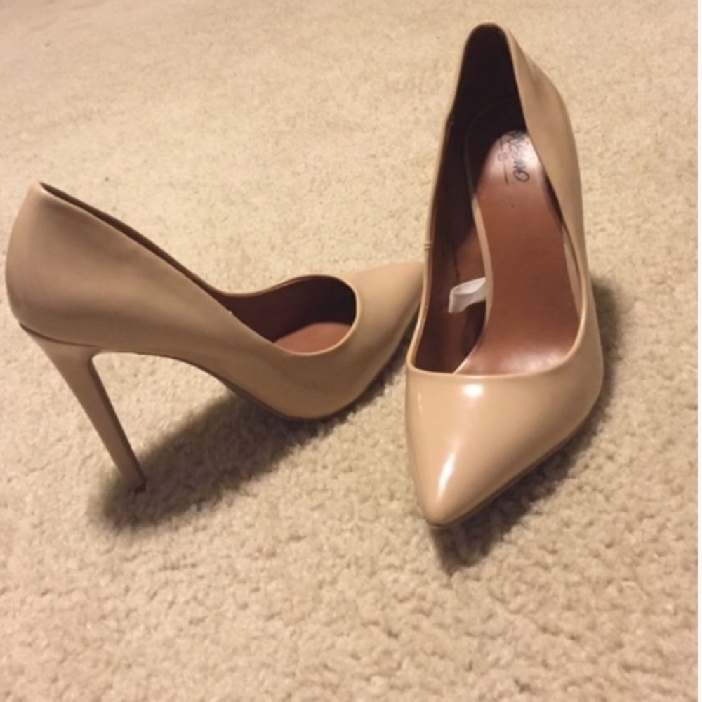 Mossimo brand nude patent heels- like new!